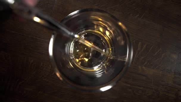 Nalewanie whisky do szklanki w zwolnionym tempie — Wideo stockowe