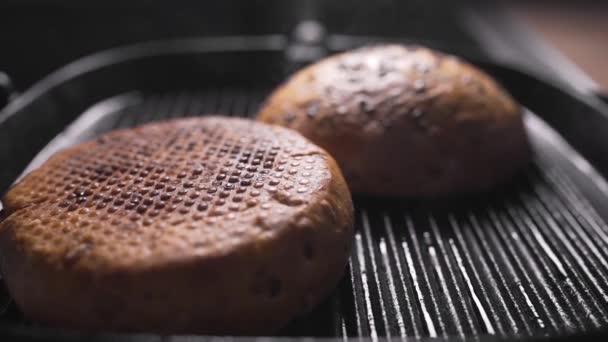 Rôtir des petits pains croustillants pour hamburgers — Video