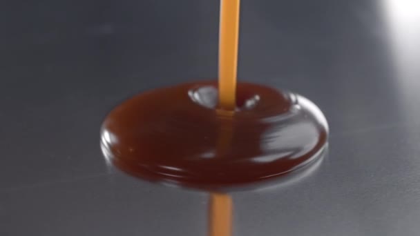 Zout gesmolten karamel wordt gegoten op het metalen oppervlak in de keuken — Stockvideo