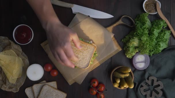 Sandwich au jambon et salade sur la planche de bois — Video