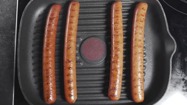 Salsicha para carne grelhada de cachorro-quente — Vídeo de Stock