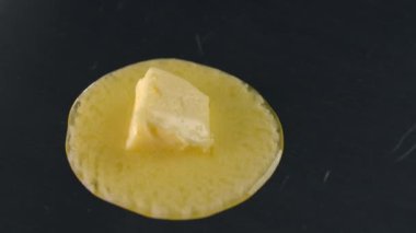 Tereyağı ağır çekimde erir ve choux hamur işini yapar.