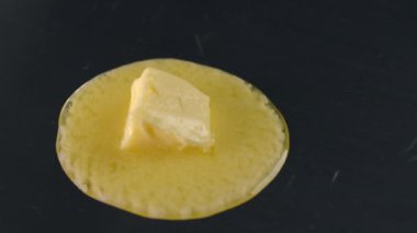 Tereyağı ağır çekimde erir ve choux hamur işini yapar.