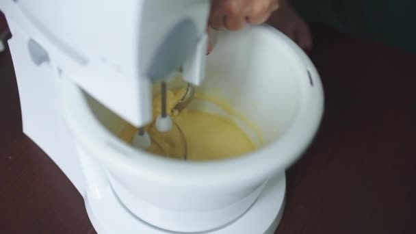 Bakker maakt het deeg maken van taart — Stockvideo