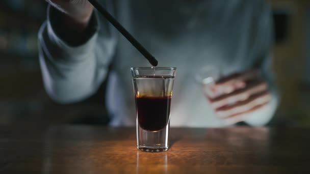 Barman ajoute du sirop au cocktail coloré au ralenti Séquence Vidéo