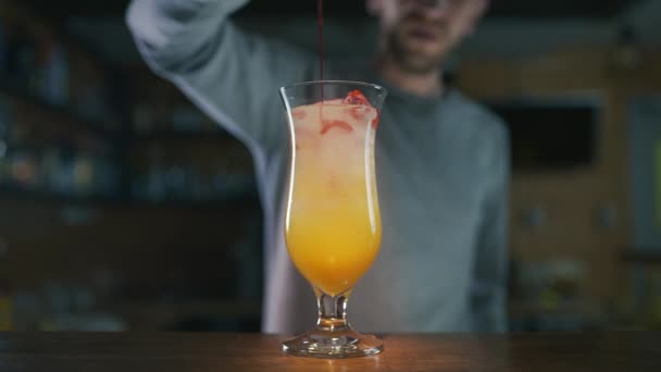 Barman añade sirop al colorido cóctel en cámara lenta — Vídeo de stock