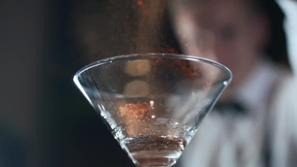 Μπάρμαν βάζει φωτιά στο κοκτέιλ κάψιμο κανέλα στο ποτό αλκοόλ — Αρχείο Βίντεο