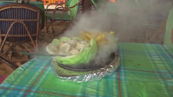 Calamares y arroz en hojas de col en una sartén caliente — Vídeo de stock