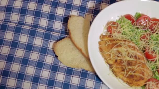 Caesar salad with white brad and lemon slices — Stock Video