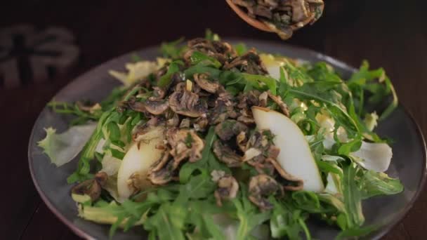 Chef añade setas fritas a la ensalada de verduras — Vídeo de stock