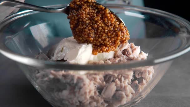 Chef ajoute de la moutarde au plat au ralenti — Video