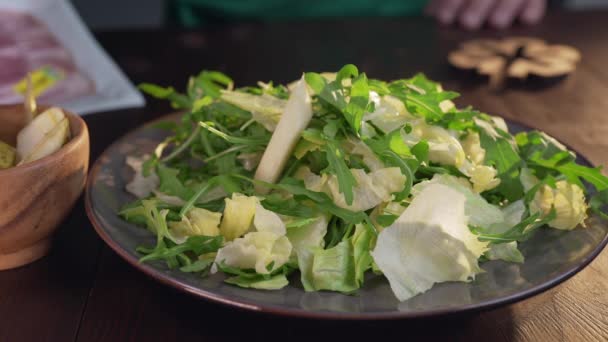 Chef ajoute des morceaux de poire à la salade de légumes — Video