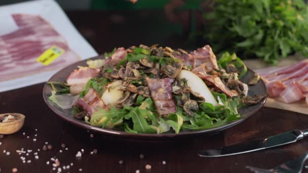 Chef aggiunge fetta arrosto di pancetta per l'insalata di verdure — Video Stock