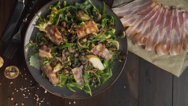 Chef ajoute une tranche de bacon rôti à la salade de légumes — Video