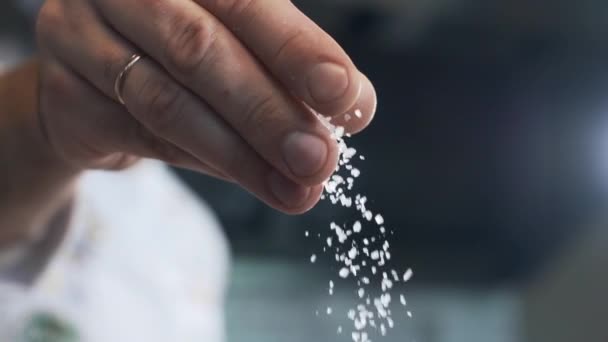 Chef ajoute du sel à la cuisson du plat au ralenti — Video