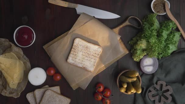 Шеф-кухар додає копчену шинку до бутербродного приготування фаст-фуду — стокове відео