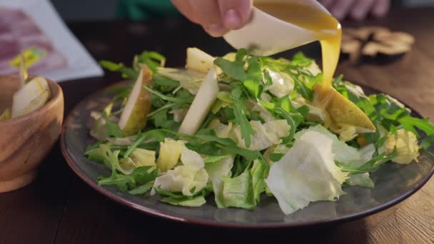 Chef ajoute un peu de sauce à la salade avec des légumes et des légumes — Video