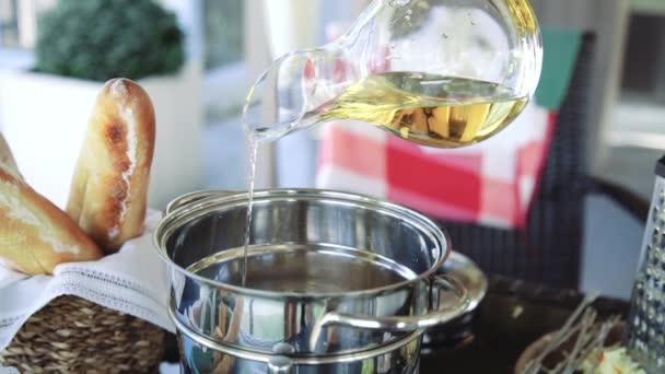 Koki menambahkan anggur putih untuk hidangan dalam gerakan lambat — Stok Video