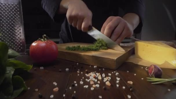 Chef costeletas dill na tábua de madeira — Vídeo de Stock