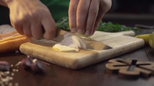 Chef chops as cebolas na tábua de madeira — Vídeo de Stock