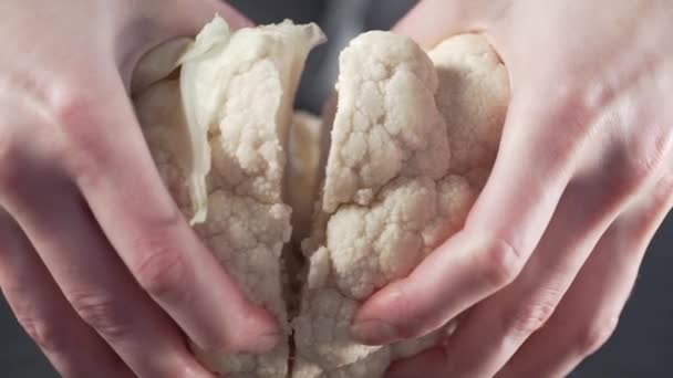 Chef cocina coliflor verduras comidas y platos — Vídeos de Stock