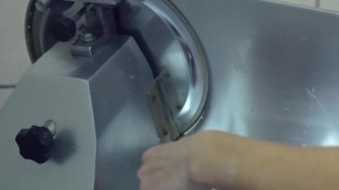 Aşçı bir dilimleyiciyle haşlanmış sığır eti buluşuyor.