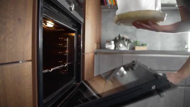 Şef kızarmış sebzeli ve balıklı turta yapar.