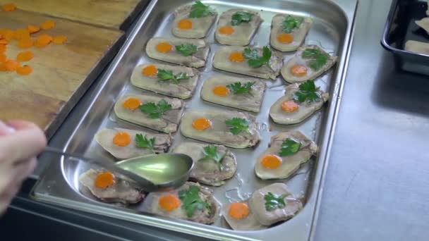 Chef cocina lengua de ternera gelatinosa con zanahoria y perejil — Vídeo de stock