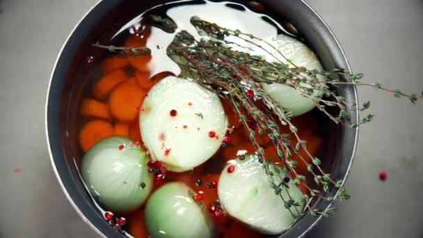 Chef cocina caldo de verduras con cebolla zanahoria y especias — Vídeo de stock