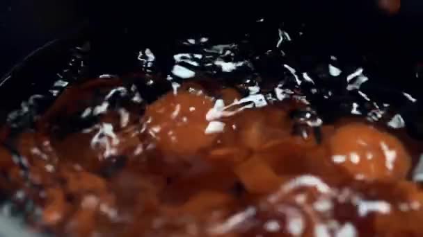Шеф кухар готує овочевий бульйон з морквяною цибулею та спеціями — стокове відео