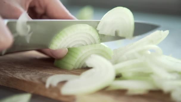 Szef kuchni kroi cebulę na świeżą sałatkę — Wideo stockowe