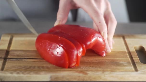 Chef corta pimentas para fazer salada de legumes frescos prato vegetal — Vídeo de Stock