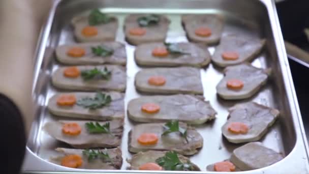 Шеф-повар украшает язык желе морковью и петрушкой — стоковое видео