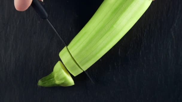 Koki memotong zucchini di papan untuk ragout sayuran — Stok Video