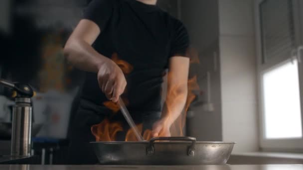 シェフフライドポテトアジア料理で熱い火照り鍋でスローモーション — ストック動画