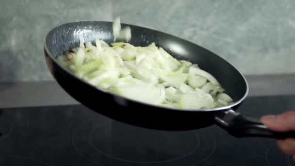 Frittura di cipolla di chef in una padella calda — Video Stock