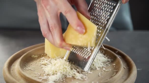 Chef grattugia il formaggio per fare la torta formaggio grattugiato — Video Stock