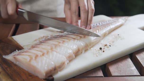Bucătarul felie codfish crud pe bord — Videoclip de stoc