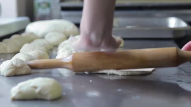 요리사는 고기로 납작 한 넥타이를 만든다 — 비디오