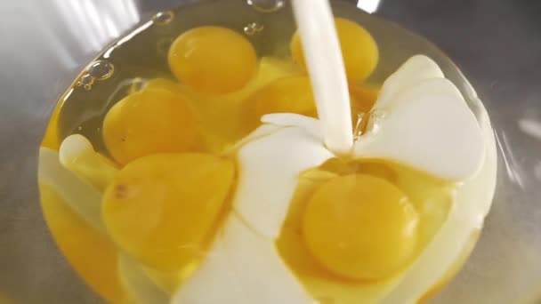 Шеф-повар готовит омлет с сырыми яйцами и кремовый завтрак — стоковое видео