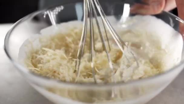 Chef rende frittata uova crude e crema colazione teasty — Video Stock