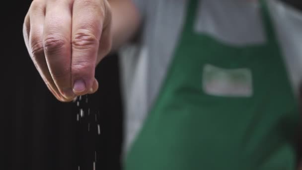 Chef adiciona sal grosso ao prato cozinhando em câmera lenta — Vídeo de Stock