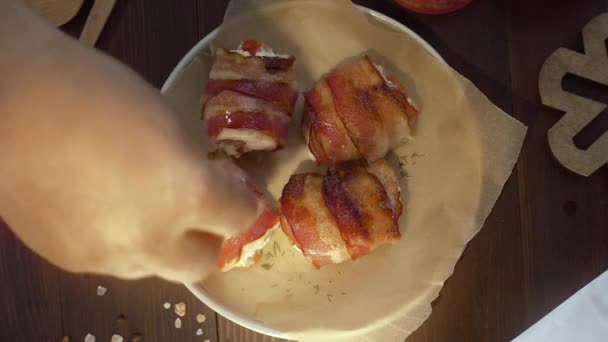 Шеф-повар добавляет нарезанный укроп в жареные роллы с куриным мясом — стоковое видео