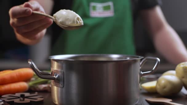 Chef añade queso crema a la comida — Vídeo de stock