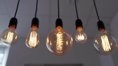 Edison Lambası ışıkları yakıyor.