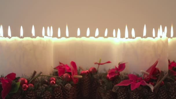 为圣诞节点燃蜡烛和装饰 — 图库视频影像