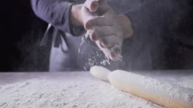 Elleri un fırınında pişirir, iş yerinde.