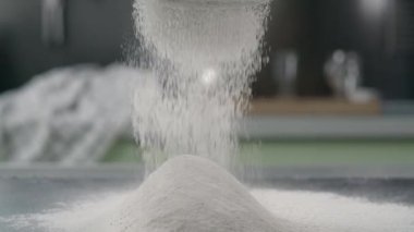 Un süzgeçten geçirilir hamur pişirme hamur pişirme hazırlıkları yapılır.