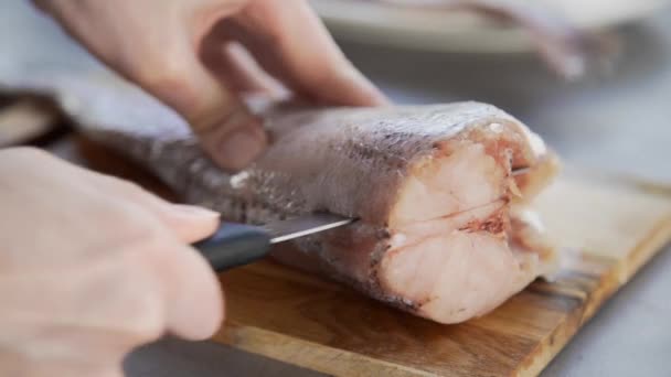 Kucharz oddziela ryby filet kucharz przygotowuje ryby do gotowania — Wideo stockowe