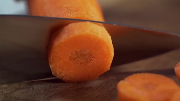 厨师把胡萝卜和素菜切成薄片 — 图库视频影像